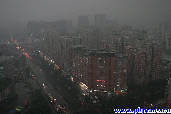 北京遭遇雷雨天气白昼如黑夜(组图)