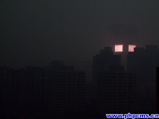 北京遭遇雷雨天气白昼如黑夜(组图)