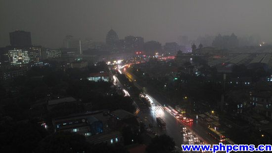 北京遭遇雷雨天气白昼如黑夜(组图)