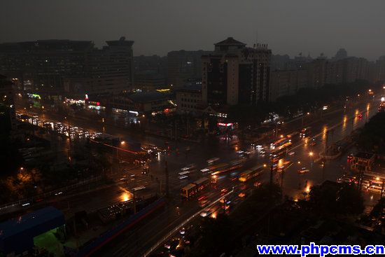 北京遭遇雷雨天气白昼如黑夜(组图)