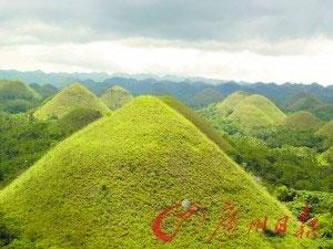 一座座山就像铺在平地上的巧克力