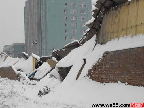 石家庄突降暴雪 一市场坍塌 造成5人受伤