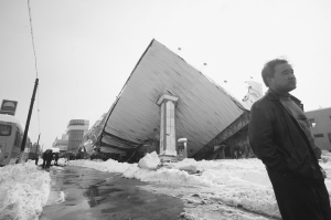 大雪压塌加油站 十余辆汽车被埋住