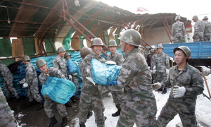 桥西蔬菜批发市场被大雪压垮 军民携手抢救蔬菜