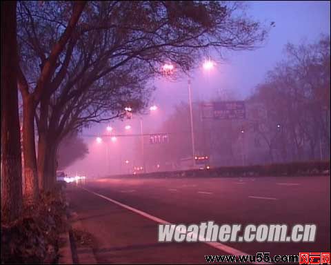 河北道路结冰未消又遇持续晨雾 早间交通受阻