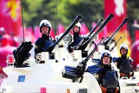 10月1日，新中国成立60周年大阅兵，武警装甲车方队接受检阅。新华社发