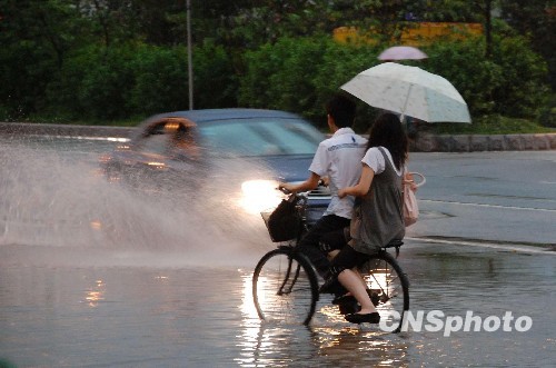 广东大部再遭暴雨 近百县市拉响警报