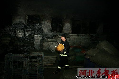 石家庄一化工厂深夜爆炸 10辆消防车灭火