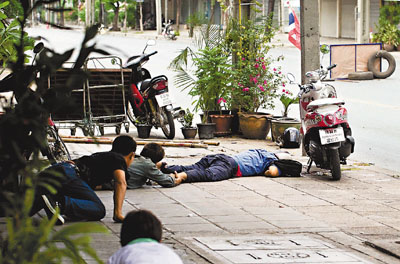 泰国示威者用机油绿豆抵抗 忧心忡忡称怕死(图)