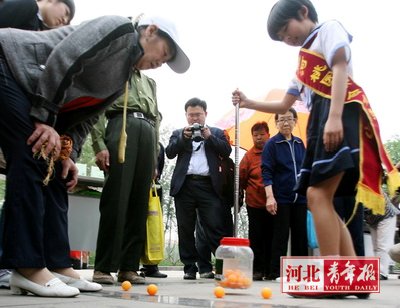 石家庄小发明家--桃园联合小学学生发明捡球器(图)