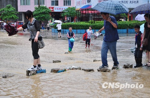 中国南方遭遇新一轮强降雨大风雷电袭击