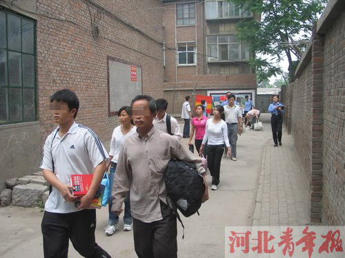 石家庄捣毁传销窟 传销者不舍“课本”(图)