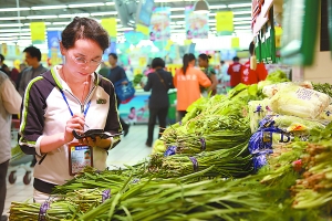 探访采价员现场采价 CPI市民采价员砍价再记账 