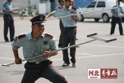 石家庄校园保安开练“钢叉操”（图）