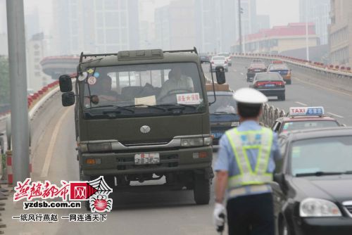 石家庄交警高架桥上严查重型车非机动车(图)