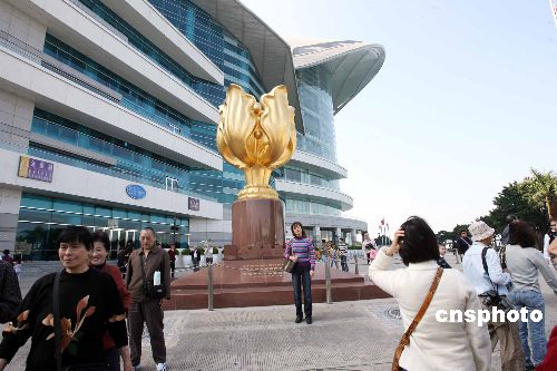 图为在香港金紫荆广场游览的内地游客。 中新社发 洪少葵 摄