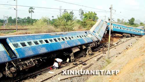 印度特快列车遭爆炸袭击后脱轨 25人死50人伤