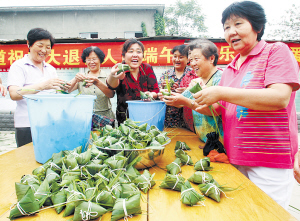 石家庄：废旧电池换粽子(图) 