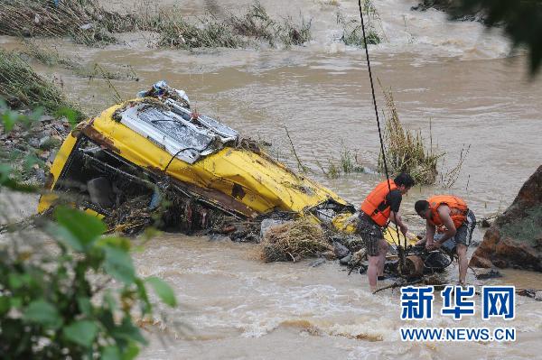 福建南平全力搜救泥石流中落水失踪人员 