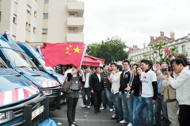 逾万华人走上巴黎街头抗议 法国居民支持 