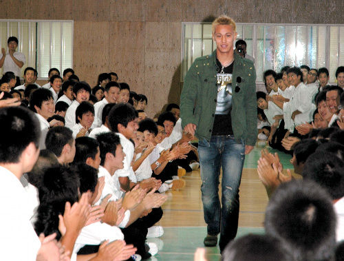 日本头号球星回母校演讲 师生夹道欢迎本田圭佑