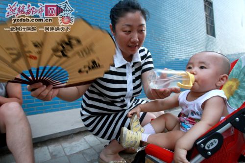 石家庄市民生活饱受高温天儿困扰（图）