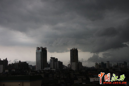 暴雨天气再袭江西 南昌雷雨昼如夜(组图)