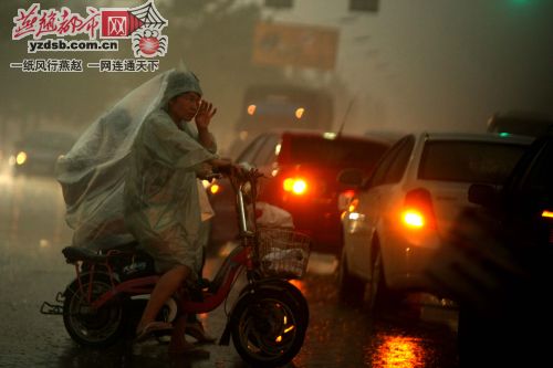 9日暴雨袭击石家庄 城市交通大拥堵（组图）