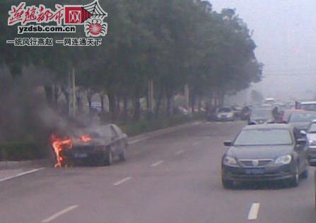 石家庄火焰吞噬黑色轿车　幸未造成人员伤亡（图）