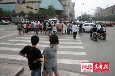 11日，中山路建设大街口，只有两位青年人在等红灯