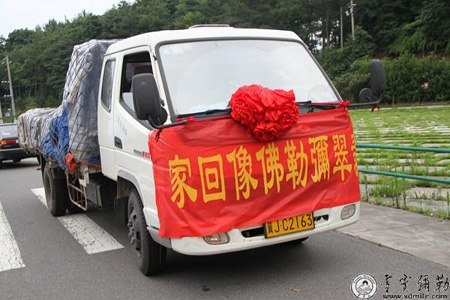 翡翠弥勒大佛在浙江奉化雪窦寺圆满安坐（图）