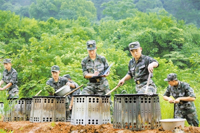 我军举行野战炊事比武 厨师临场应对敌机侦察