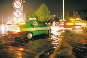 急雨夜袭省城石家庄