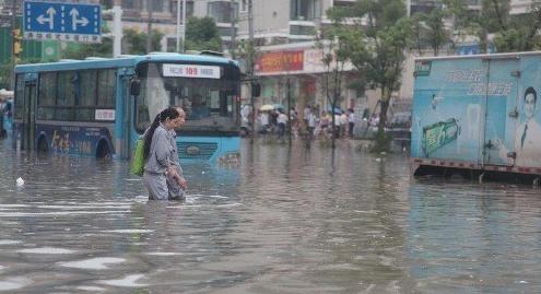 强暴雨袭击引发严重内涝 百余城市一度进水