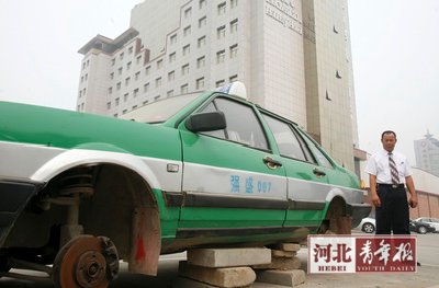 石家庄一套牌车撞酒店 车主躲猫猫 