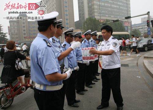 不惧“桑拿天”　石家庄交警整交保畅（图）