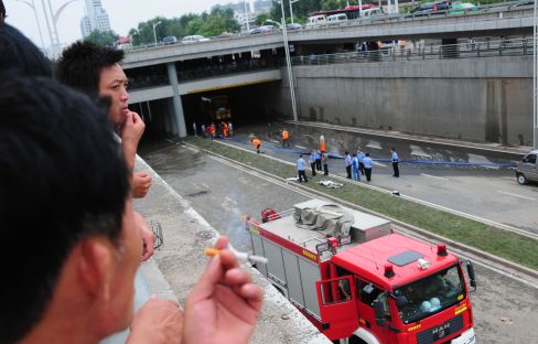 暴雨过后 石家庄体育大街桥下积水致两人殒命