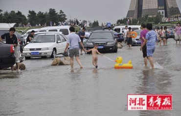 石家庄太平河涨水 马路变水塘