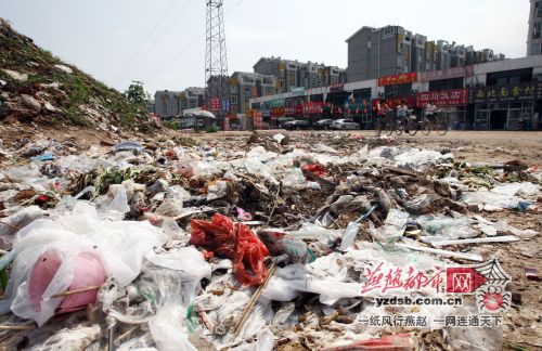 石家庄秦岭大街湘江道以南垃圾遍地出行难（图）