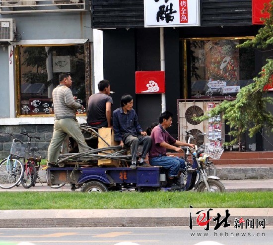 石家庄裕华路惊现最酷“三轮哥”逆行飞驰舍我其谁