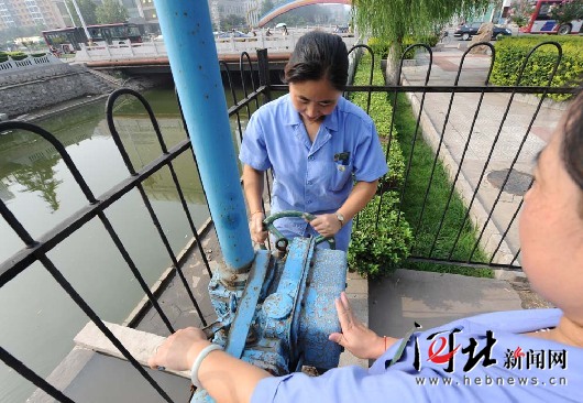 石家庄民心河开启雨水闸门缓解市内积水（组图） 