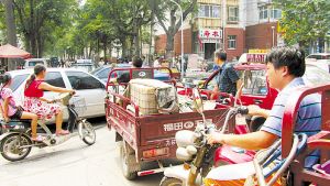 石家庄栗康街口临时市场占道 百米路堵“疙瘩”(图)