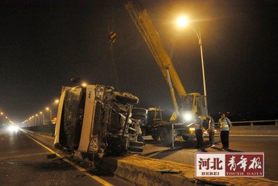 石家庄：沥青堆趴路上 吓翻厢货车