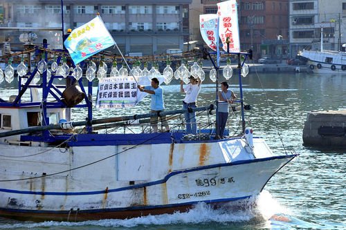 台湾保钓船在钓鱼岛海域与日舰对峙5小时