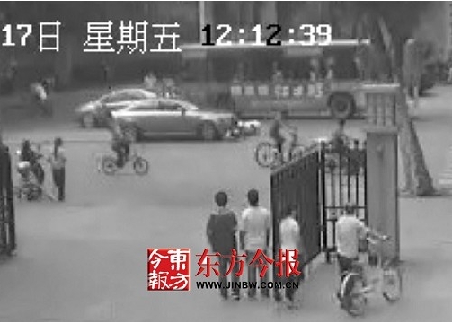 奥迪车街头撞倒男子后反复碾轧 急救人员旁观