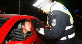 石家庄交警夜查酒驾