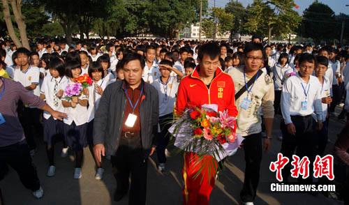 亚洲百米飞人劳义荣归故里 家乡北海将嘉奖(图)