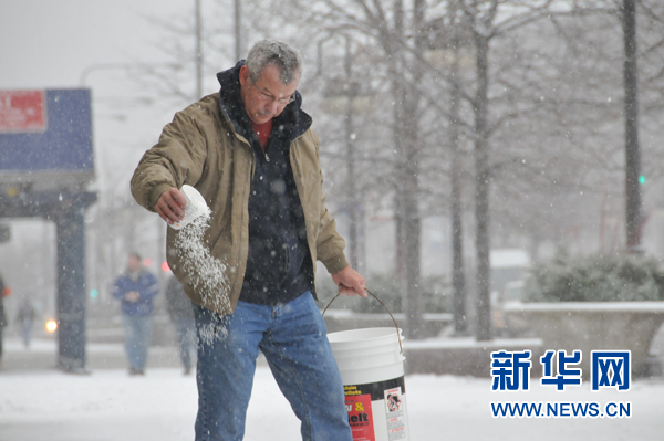 暴风雪袭击美国芝加哥地区1000多个航班被取消