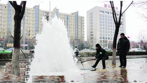 石家庄闹市消防栓被撞变巨型“喷泉”（图）