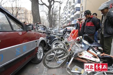 石家庄出租车冲上便道撞倒一片车